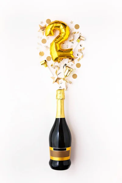 Šťastnou oslavu 2. výročí. Láhev šampaňského se zlatým číslem balónku. — Stock fotografie