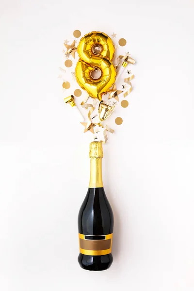 Feliz festa do oitavo aniversário. Garrafa de champanhe com balão número de ouro . — Fotografia de Stock