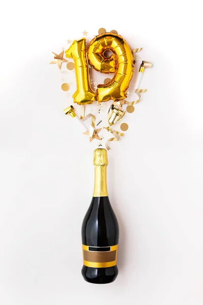 Szczęśliwej 19. rocznicy. Butelka szampana ze złotym numerem balonu. — Zdjęcie stockowe