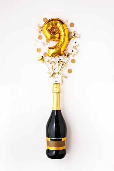 Gelukkige 9e verjaardag. Champagne fles met gouden ballon. — Stockfoto