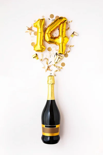 Szczęśliwej 14. rocznicy. Butelka szampana ze złotym numerem balonu. — Zdjęcie stockowe