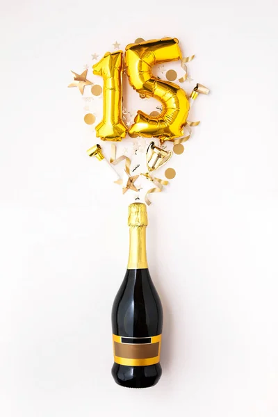 Gelukkige 15e verjaardag. Champagne fles met gouden ballon. — Stockfoto