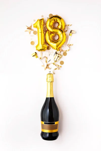 Feliz aniversário de 18 anos. Garrafa de champanhe com balão número de ouro . — Fotografia de Stock