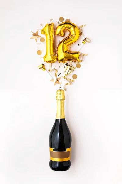 12周年記念パーティーだ。シャンパンボトルゴールドナンバーバルーン. — ストック写真