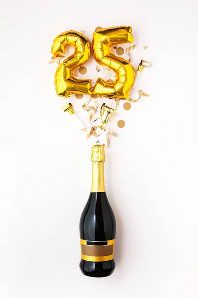 Boldog 25. évfordulós partit. Pezsgős üveg arany szám léggömbbel. — Stock Fotó