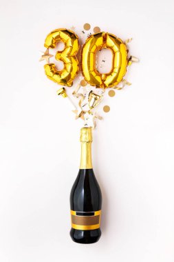 30. yıldönümü partin kutlu olsun. Altın numaralı balonla şampanya şişesi..