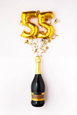 55. yıldönümü partin kutlu olsun. Altın numaralı balonla şampanya şişesi..