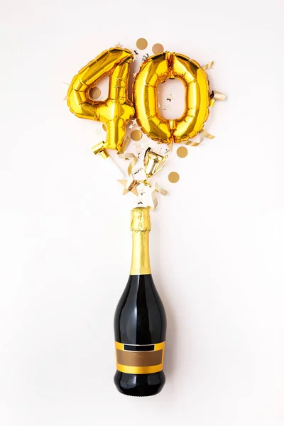 Щаслива 40-річна вечірка. Пляшка шампанського з кулею з золотим номером . — стокове фото