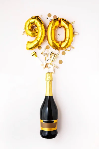 Felice novantesimo anniversario. Bottiglia di champagne con palloncino numero oro . — Foto Stock