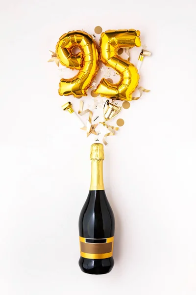 Boldog 95. évfordulós bulit! Pezsgős üveg arany szám léggömbbel. — Stock Fotó