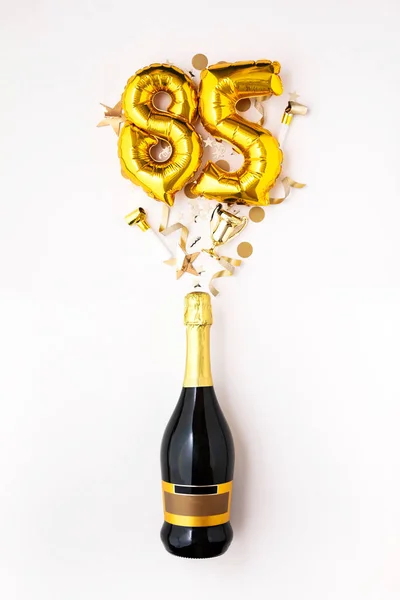 Feliz aniversário de 85 anos. Garrafa de champanhe com balão número de ouro . — Fotografia de Stock