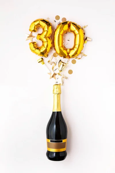 Szczęśliwej 30. rocznicy. Butelka szampana ze złotym numerem balonu. — Zdjęcie stockowe