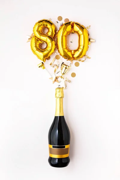 Gelukkige 80ste verjaardag. Champagne fles met gouden ballon. — Stockfoto
