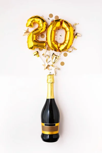 Gelukkige 20e verjaardag. Champagne fles met gouden ballon. — Stockfoto