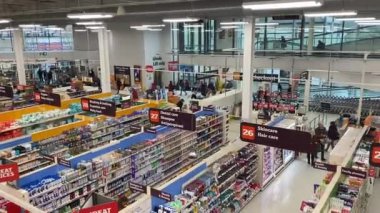 Londra, Uk - 28 Şubat 2020: Sainsbury süpermarketinin koridorlarına bakan yüksek açılı manzara