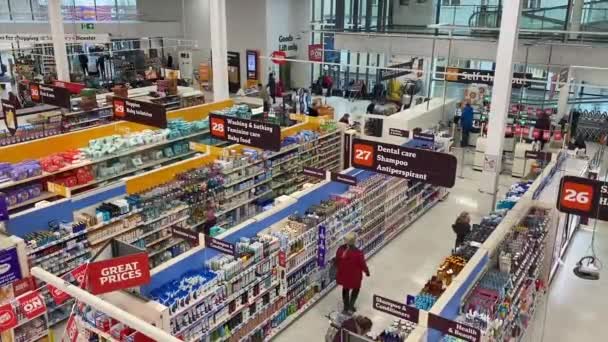LONDRA, Regno Unito - 28 febbraio 2020: Vista ad alto angolo che si affaccia sulle navate di un supermercato Sainsburys — Video Stock