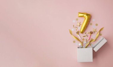7 numaralı doğum günü balonu hediye kutusu patlamış.