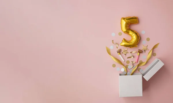 Número 5 aniversário balão celebração caixa de presente leigos explosão plana — Fotografia de Stock
