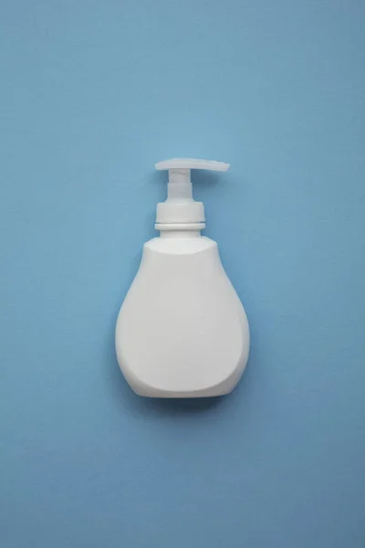 Botella de antibacteriano handwwash sobre un fondo azul — Foto de Stock