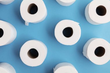 Tuvalet kağıdı rulo arka planı. üstünde düz yatıyordu..