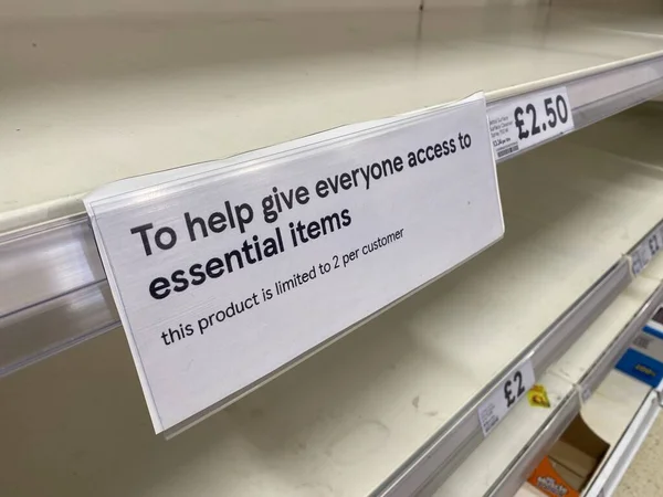 OXFORD, UK - March 16th 2020: Empty supermarket shelves at a local grocery store as people prepare for coronavirus lockdown — Stock Fotó