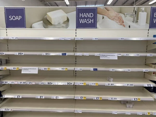 OXFORD, UK - March 16th 2020: Empty supermarket shelves at a local grocery store as people prepare for coronavirus lockdown — Stock Fotó