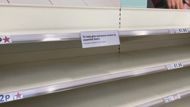 OXFORD, Inggris - 16 Maret 2020: Rak-rak supermarket kosong di sebuah toko kelontong lokal ketika orang-orang bersiap untuk penguncian coronavirus — Stok Video