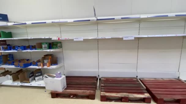 OXFORD, Inggris - 16 Maret 2020: Rak-rak supermarket kosong di sebuah toko kelontong lokal ketika orang-orang bersiap untuk penguncian coronavirus — Stok Video