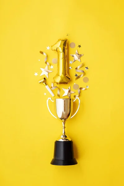 Złota rocznica numer 1 balon eksploduje ze zwycięskiego trofeum — Zdjęcie stockowe