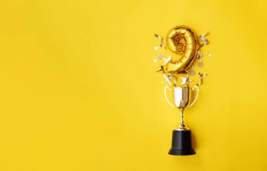 Kazanan kupadan 9 numaralı kutlama balonu patlıyor.