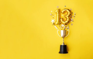 13 numaralı altın yıldönümü balonu kazanan kupadan patlıyor.