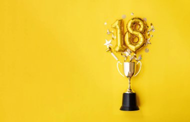 Kazanan kupadan patlayan 18 numaralı altın yıldönümü balonu.