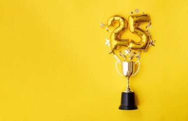 Kazanan kupadan 25 numaralı kutlama balonu patlıyor.