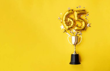 Kazanan kupadan 65 numaralı kutlama balonu patlıyor.