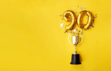 Kazanan kupadan patlayan 90 numaralı altın yıldönümü balonu.