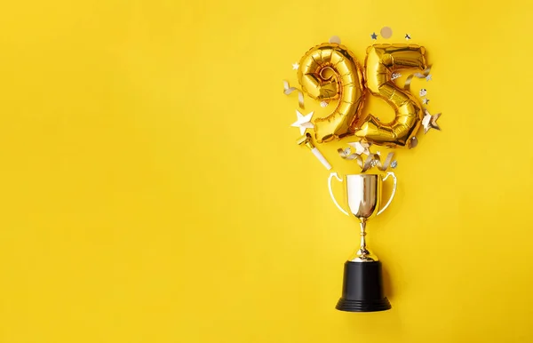 A 95-ös számú arany évfordulós ünnepi léggömb felrobban egy győztes trófeáról. — Stock Fotó