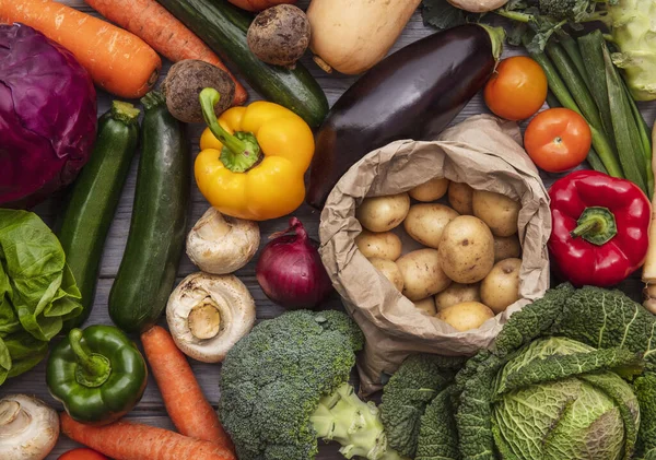 Layflat composition of fresh organic vegetables — Stock Photo, Image