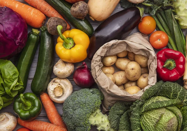 Composición plana de verduras orgánicas frescas —  Fotos de Stock