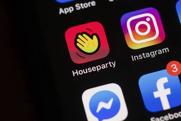 LONDON, Reino Unido - 30 de março de 2020: Ícone popular do aplicativo houseparty em um dispositivo móvel — Fotografia de Stock