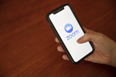 LONDON, İngiltere - 7 Nisan 2020: Bir akıllı telefondan Popüler Zoom video konferansı uygulaması