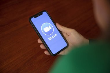 LONDON, İngiltere - 7 Nisan 2020: Bir akıllı telefondan Popüler Zoom video konferansı uygulaması