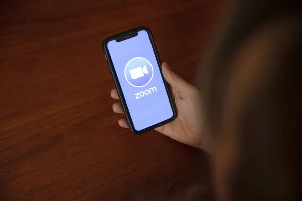 LONDRA, Regno Unito - 7 aprile 2020: Popolare app per videoconferenze Zoom su smartphone — Foto Stock