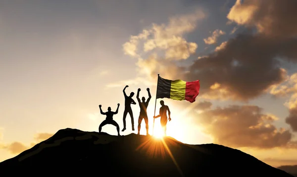Группа людей празднует на вершине горы с бельгийским флагом. 3D Render — стоковое фото