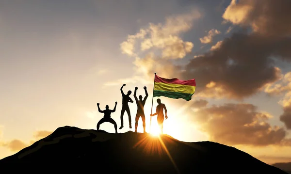 Un groupe de personnes célèbre sur un sommet de montagne avec le drapeau de la Bolivie. Expéditeur 3D — Photo