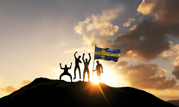 Un grupo de personas celebra en una cima de la montaña con la bandera de Suecia. Renderizado 3D — Foto de Stock