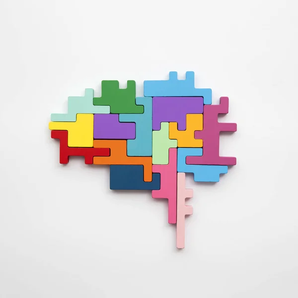 Forma cerebral feita de blocos de quebra-cabeça de madeira. Lógica lado do pensamento do cérebro — Fotografia de Stock