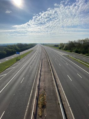 Korovirüs salgını sırasında İngiltere 'de bir otoyol terk edilmiş.