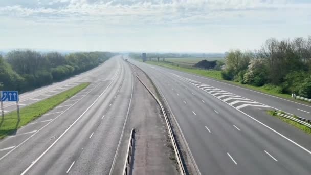 Un'autostrada nel Regno Unito è deserta durante l'epidemia di coroanvirus — Video Stock