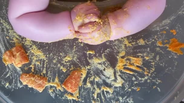在婴儿断奶的时候，一个婴儿的手在吃饭的时候弄得乱七八糟 — 图库视频影像