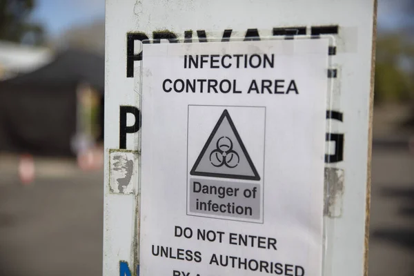 Sinal de alerta da área de controlo da infecção em exposição durante o surto de coronavírus — Fotografia de Stock